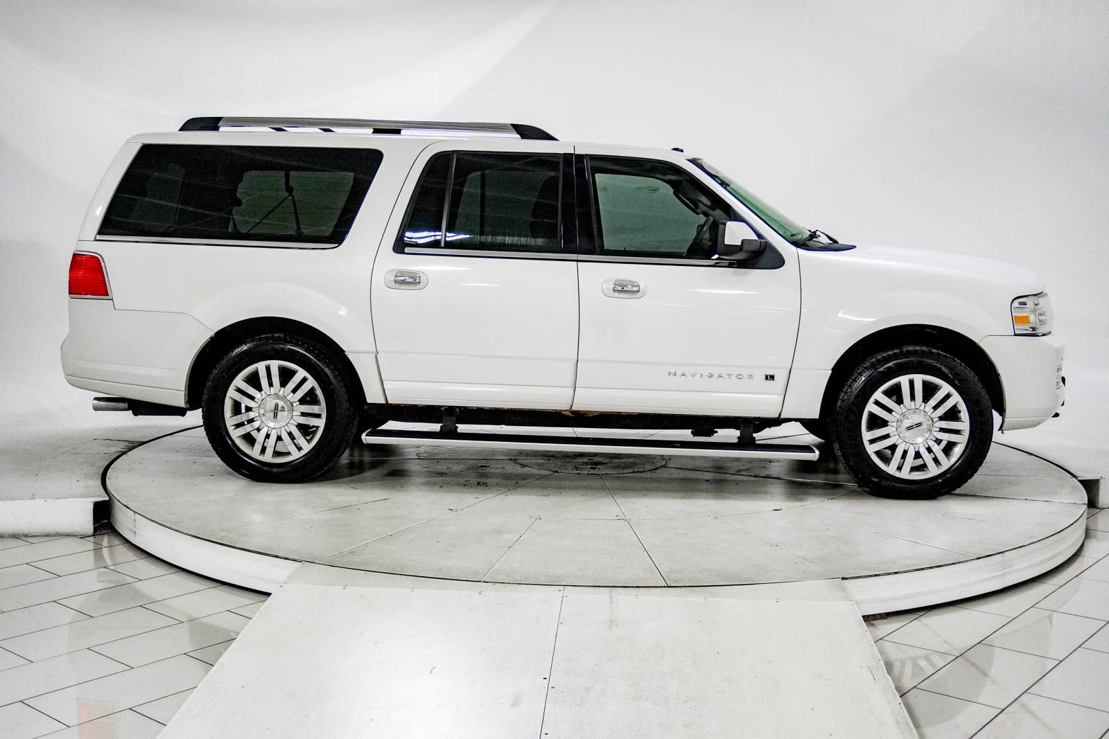 Used 2011 Lincoln Navigator L 4WD image 12