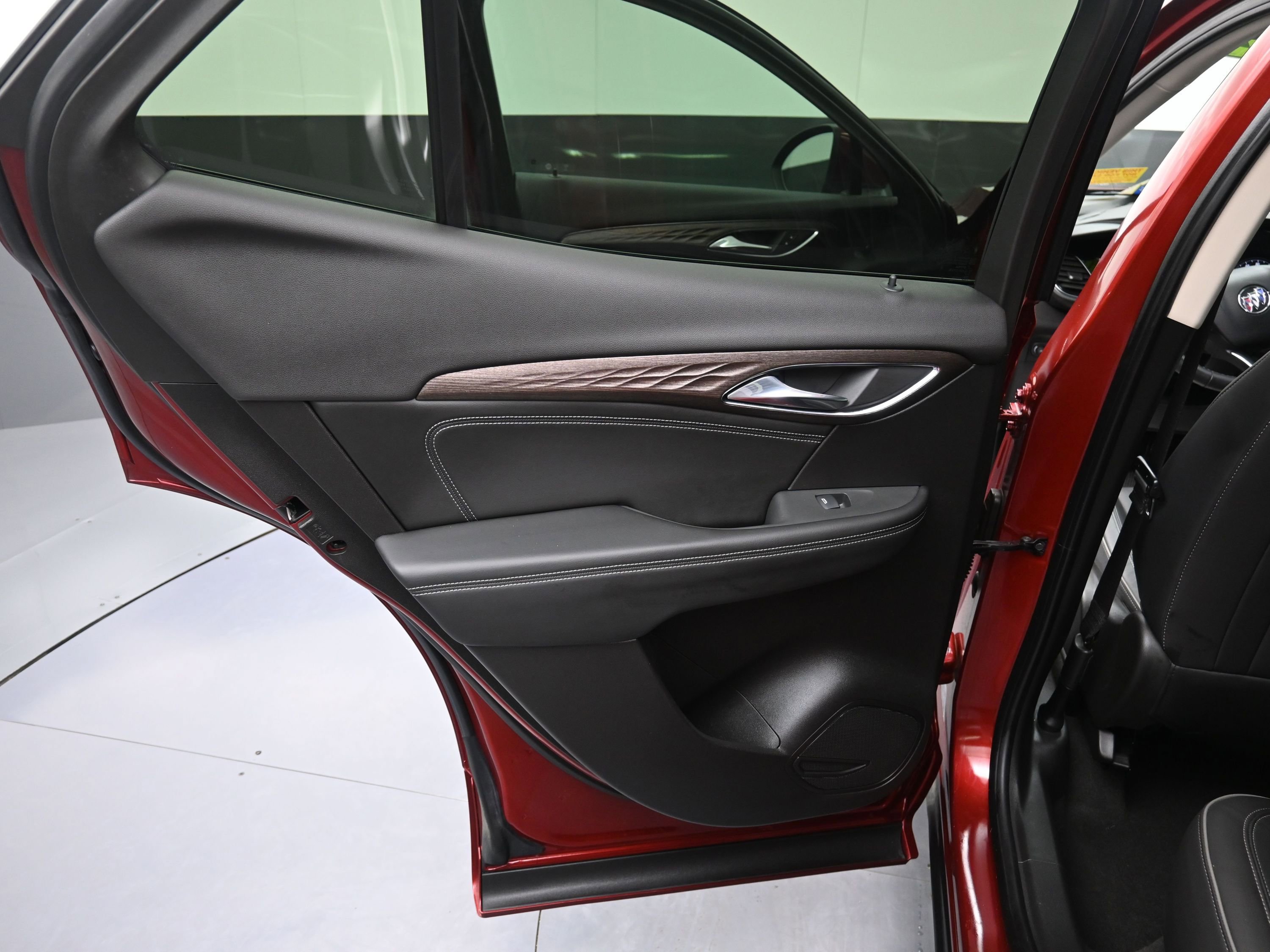 Used 2023 Buick Envision Avenir image 23