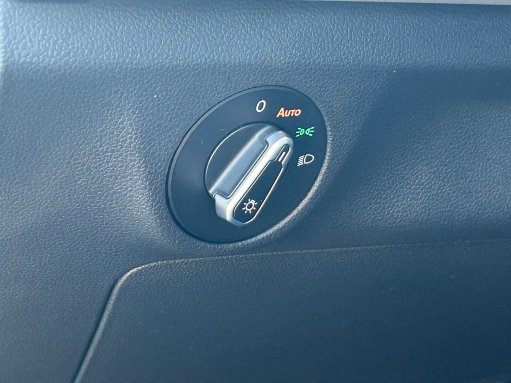 Used 2025 Volkswagen Jetta SE image 32