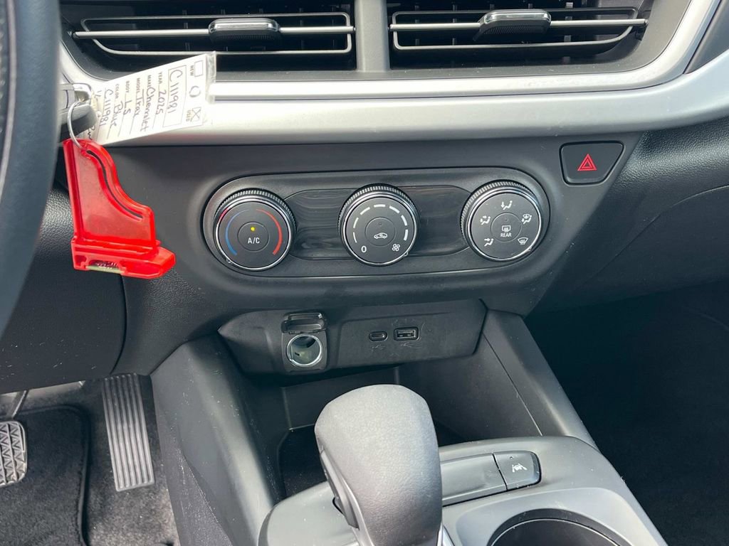 Used 2025 Chevrolet Trax LS image 28