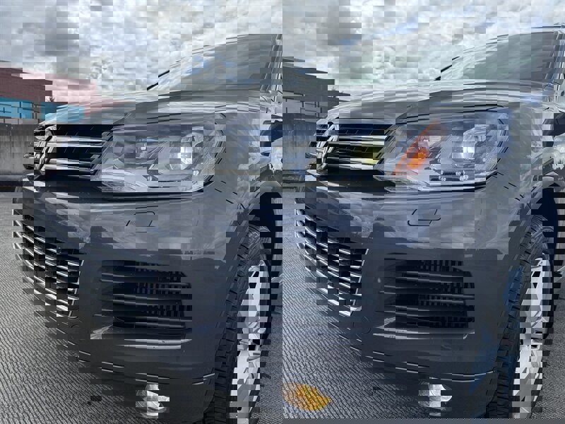Used 2012 Volkswagen Touareg TDI image 9