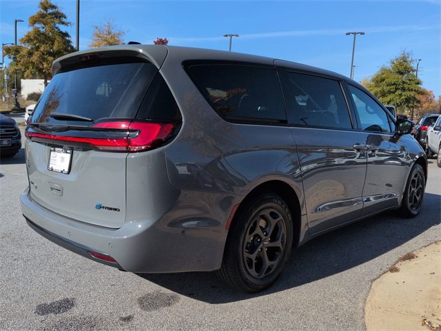 Used 2023 Chrysler Pacifica Limited w/ Uconnect Theater Family Group image 4