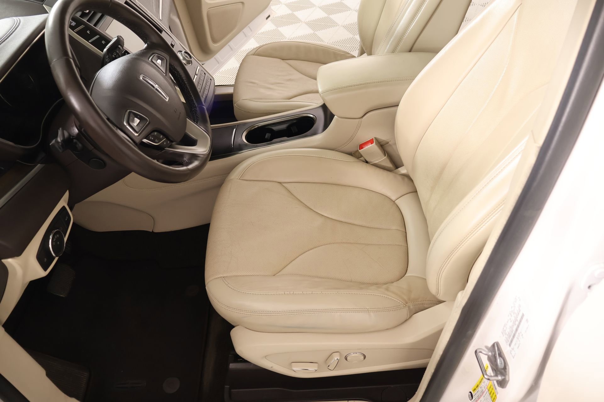 Used 2019 Lincoln MKC Reserve w/ MKC Climate Package FWD image 11