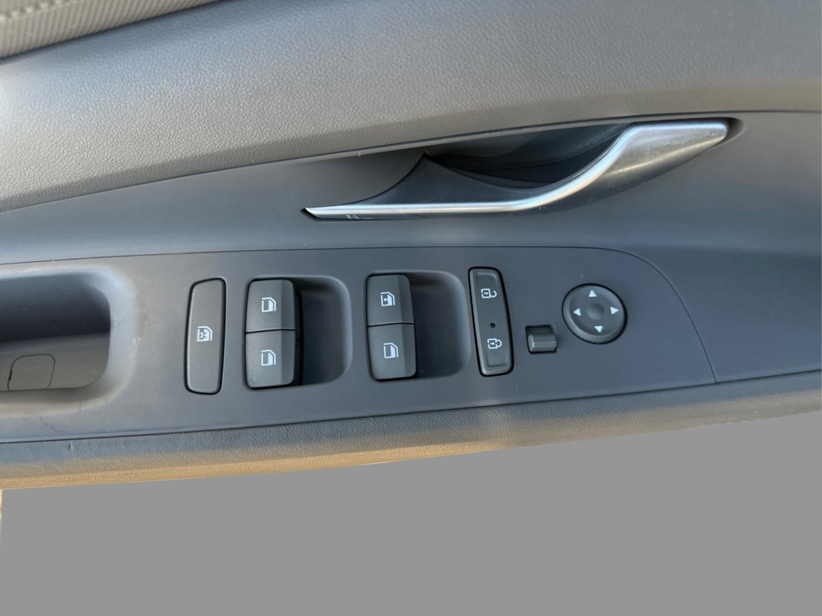 Used 2022 Hyundai Elantra SE FWD image 15