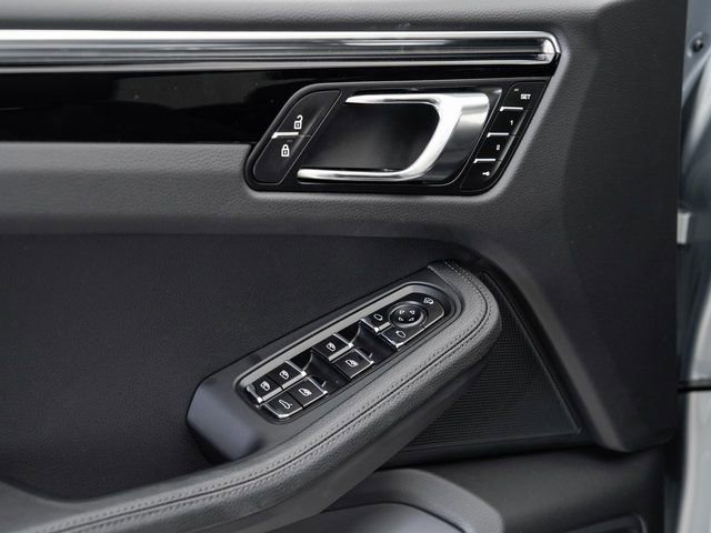 Certified 2025 Porsche Macan image 8