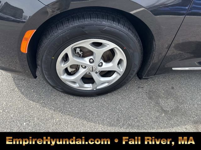 Used 2023 Chrysler Pacifica Limited image 13