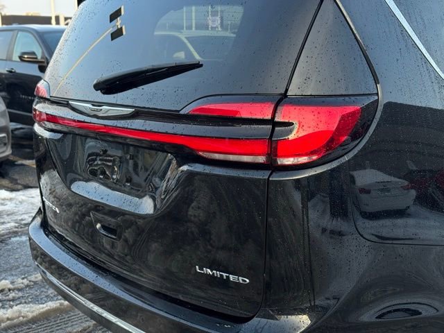 Used 2023 Chrysler Pacifica Limited image 7