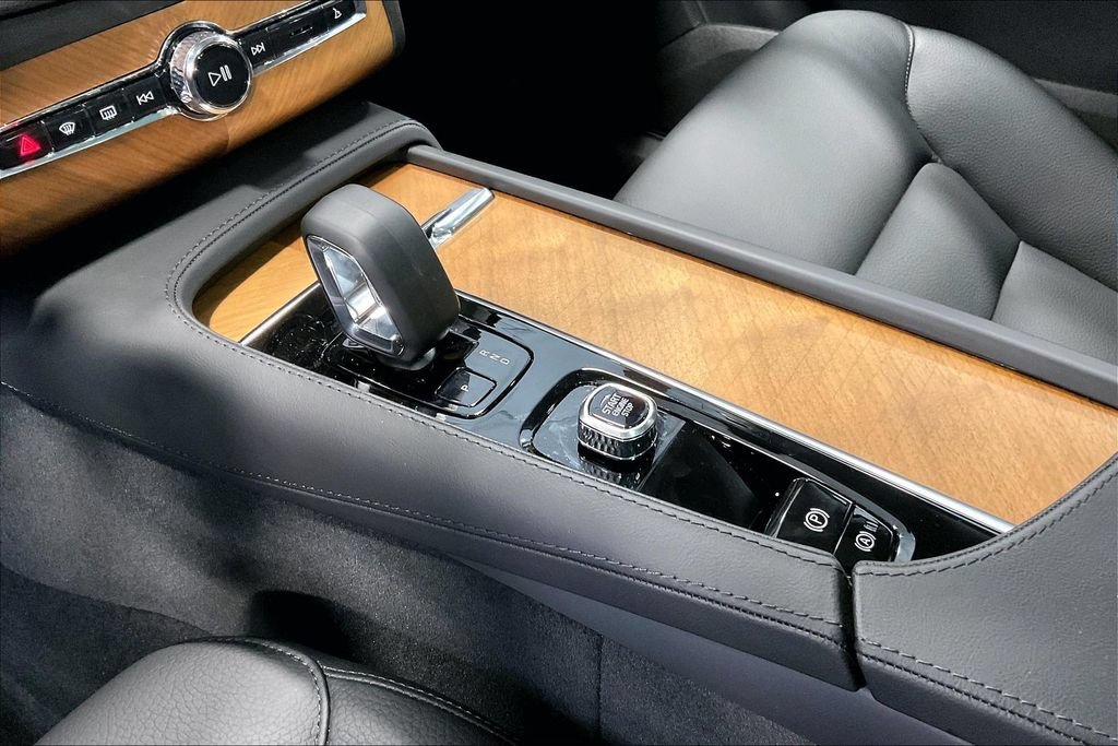 Certified 2025 Volvo XC90 B6 Plus w/ Protection Package AWD/4WD image 19