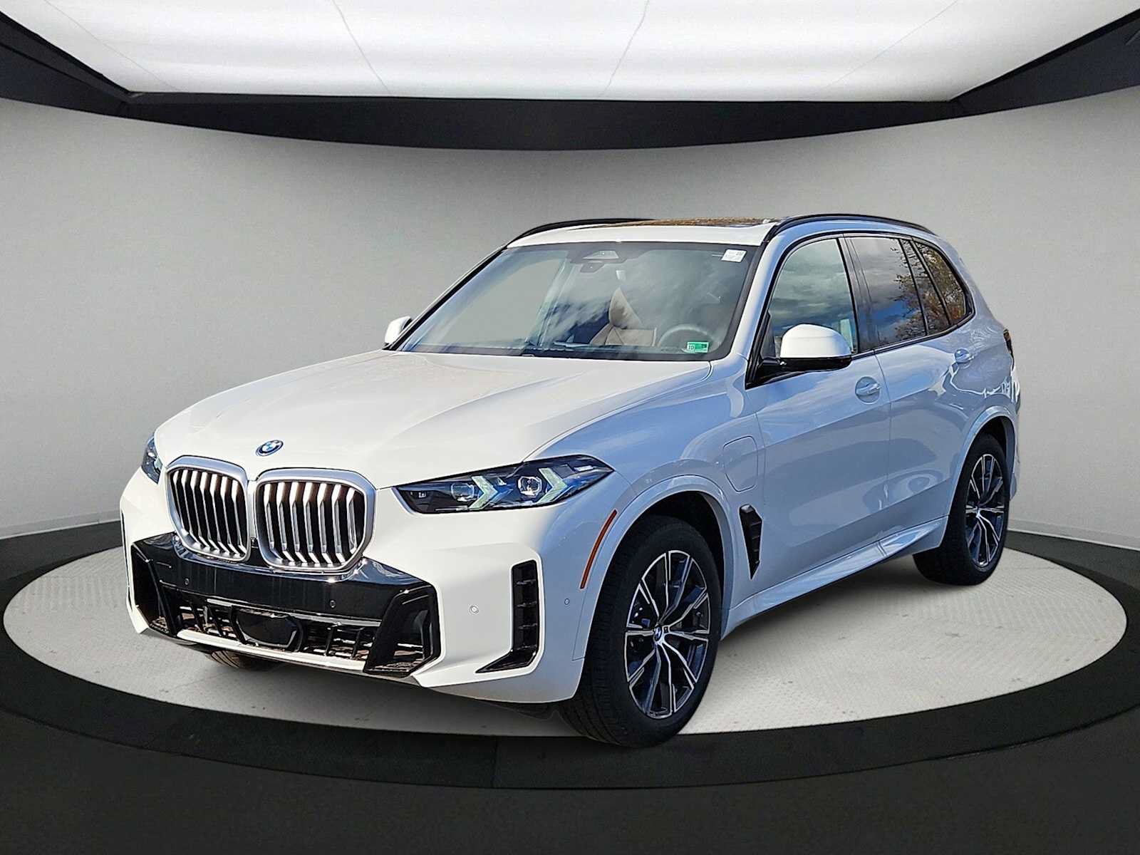 Used 2026 BMW X5 xDrive50e w/ M Sport Package AWD/4WD image 4