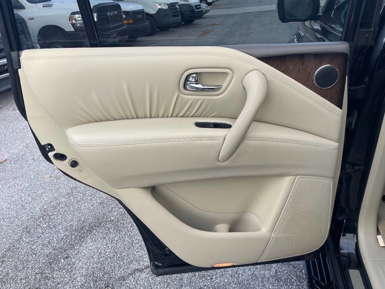 Used 2011 INFINITI QX56 Base 4x4 4dr SUV w/ Deluxe Touring Pkg image 37