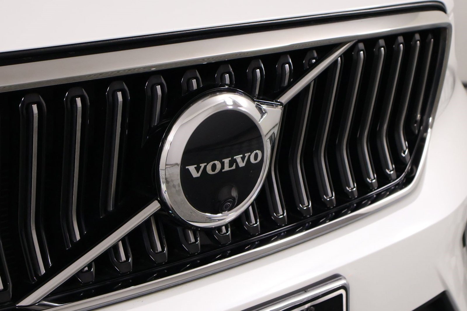 Certified 2023 Volvo XC40 B5 Plus w/ Driver Assist Package AWD/4WD image 28