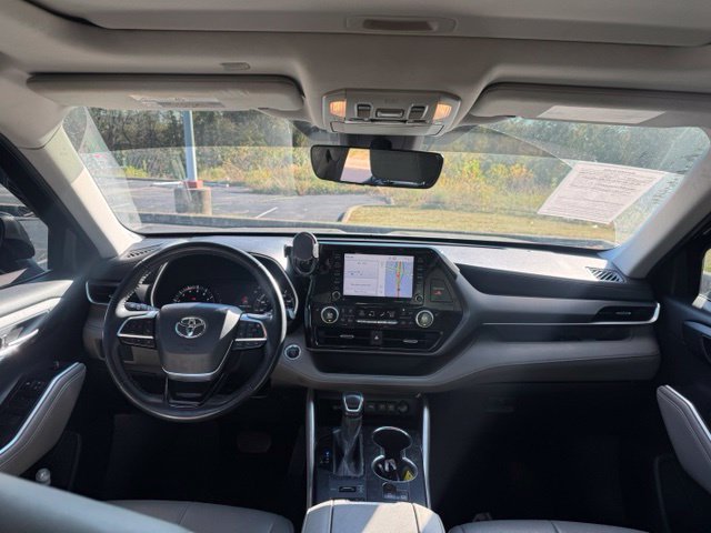 Used 2020 Toyota Highlander XLE AWD/4WD image 19