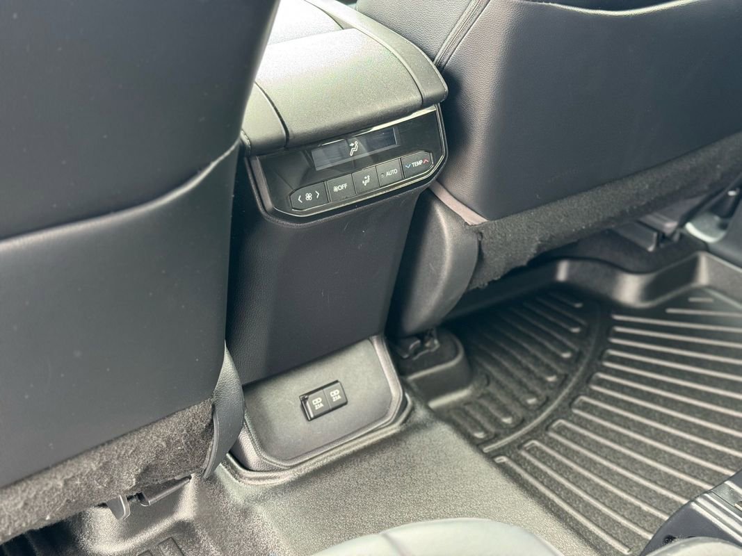 Used 2021 Toyota Highlander XLE image 27