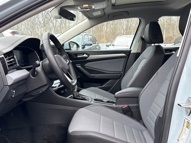 Certified 2025 Volkswagen Jetta SE w/ Sunroof Package image 12