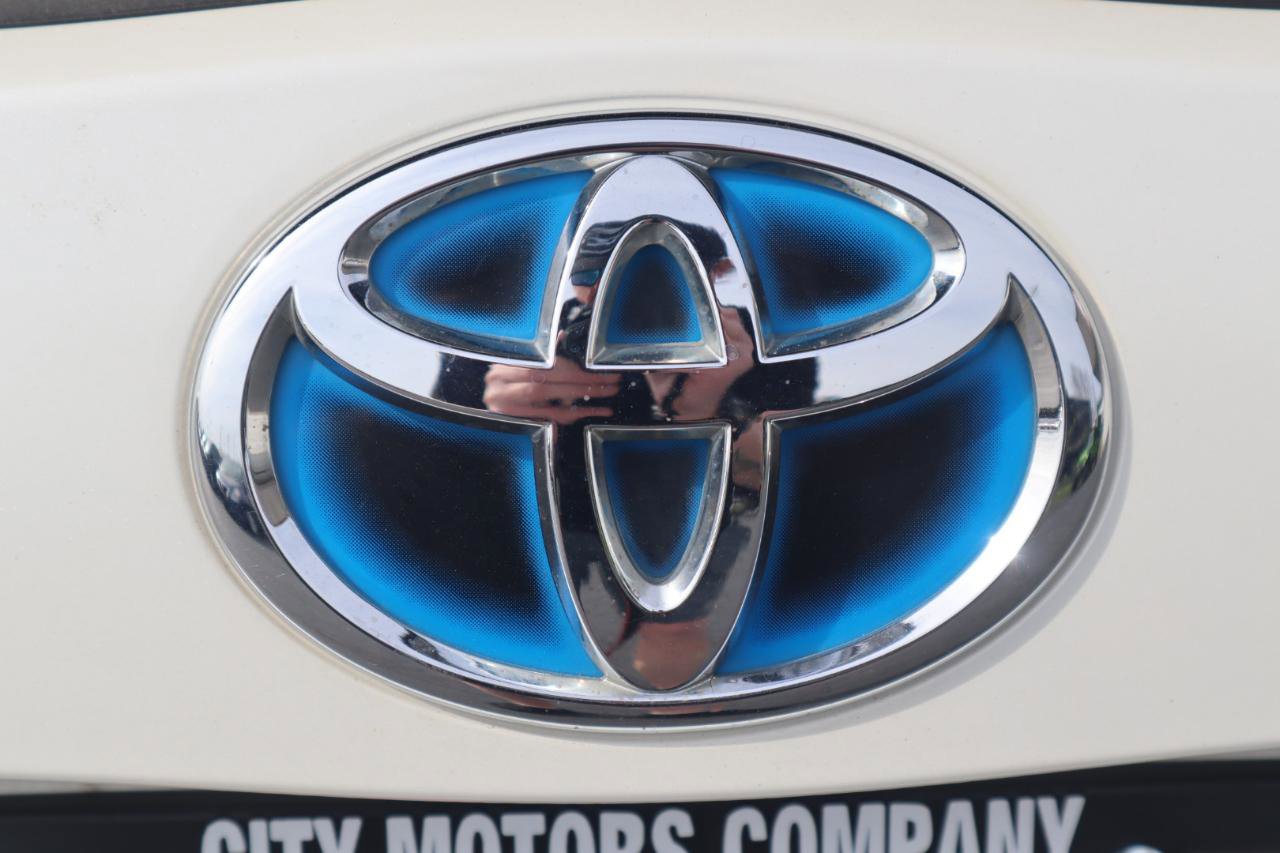 Used 2015 Toyota Prius Four w/ Deluxe Solar Roof Package image 28