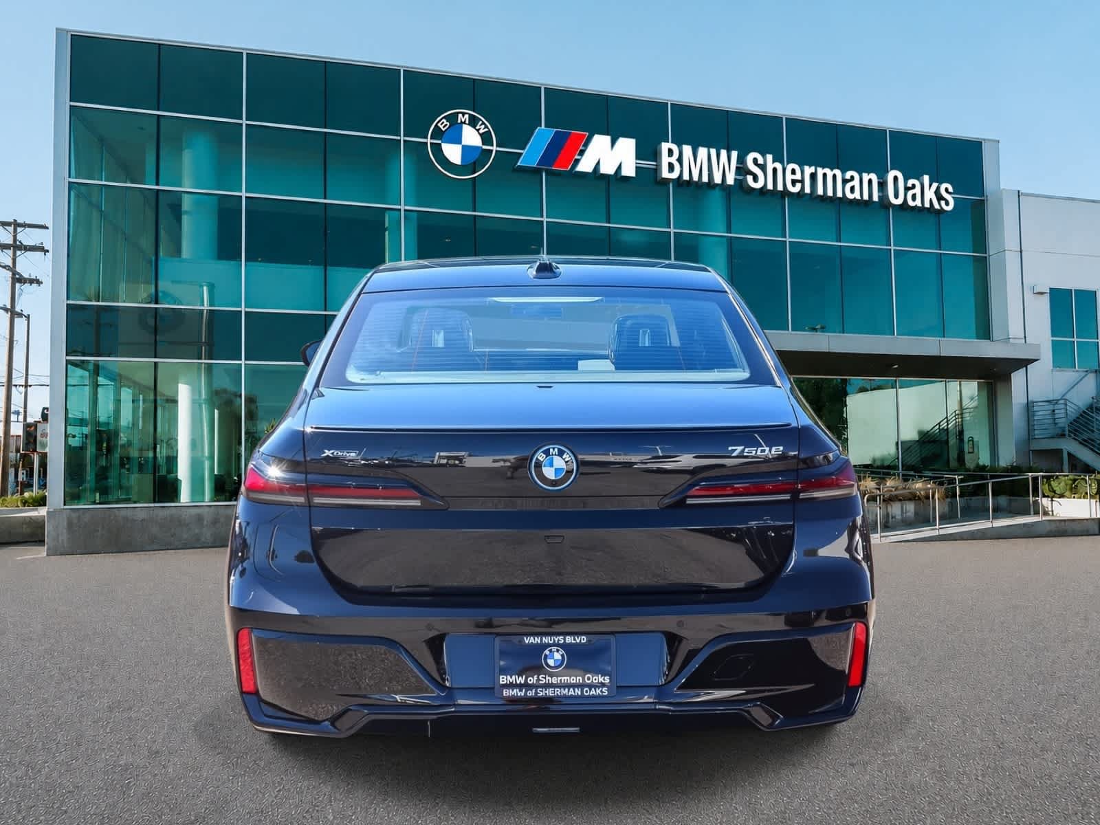 Used 2026 BMW 750e xDrive w/ Executive Package AWD/4WD image 5