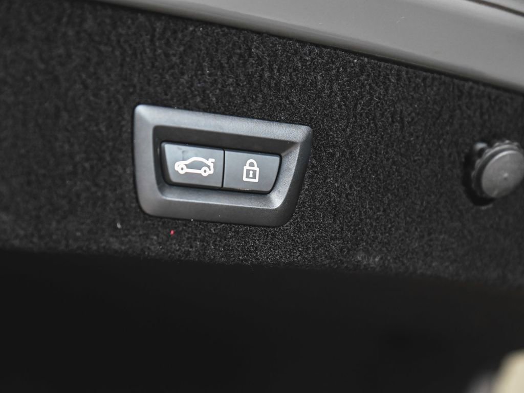 Used 2022 BMW 740i xDrive w/ M Sport Package image 43