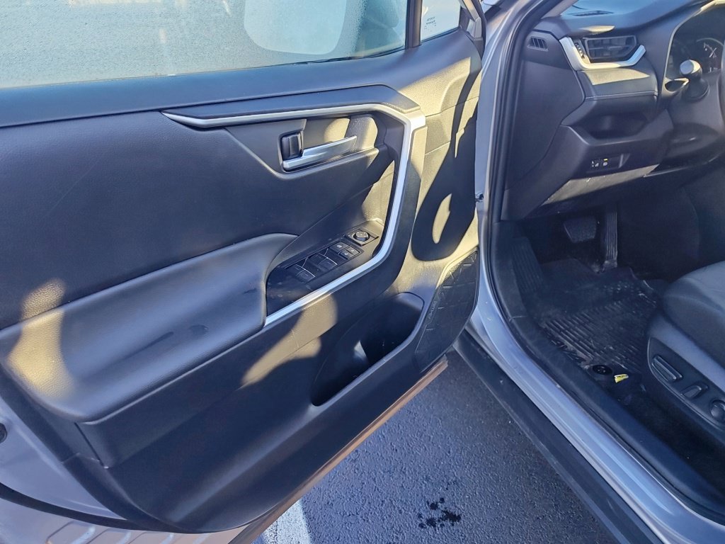 Used 2023 Toyota RAV4 XLE AWD/4WD image 5