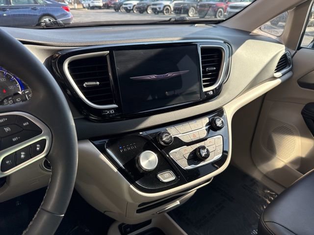 Used 2024 Chrysler Pacifica Touring-L image 17