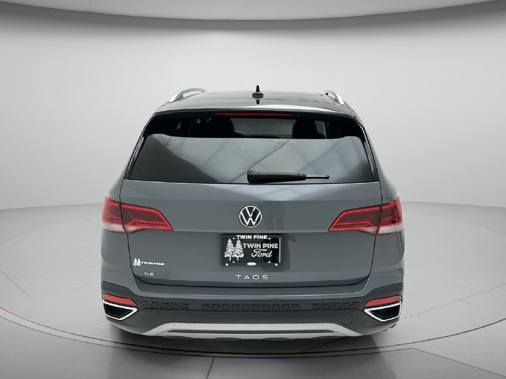 Used 2024 Volkswagen Taos SE w/ Panoramic Sunroof Package FWD image 7