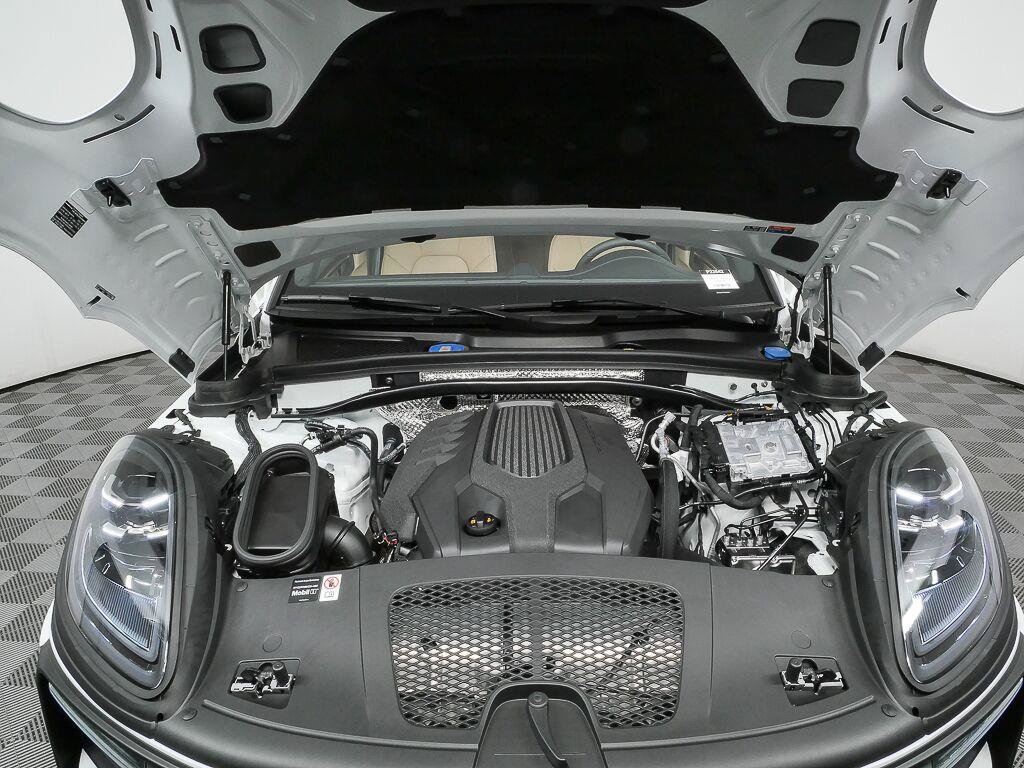 Certified 2026 Porsche Macan Turbo AWD/4WD image 34