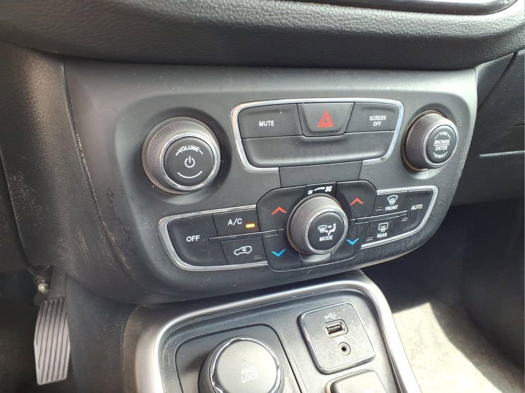 Used 2018 Jeep Compass Latitude w/ Popular Equipment Group AWD/4WD image 10