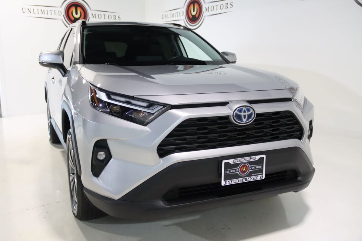 Used 2022 Toyota RAV4 XLE Premium AWD/4WD image 19