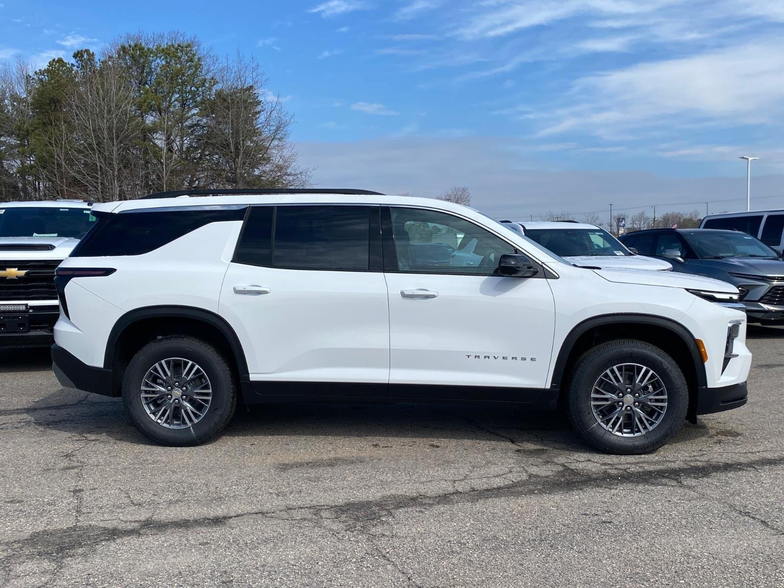 New 2026 Chevrolet Traverse LT w/ Driver Confidence Package FWD image 2