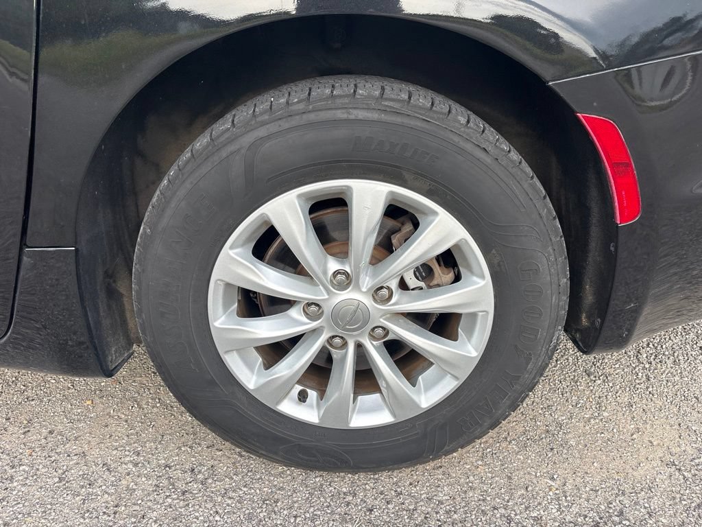 Used 2019 Chrysler Pacifica Touring-L FWD image 25