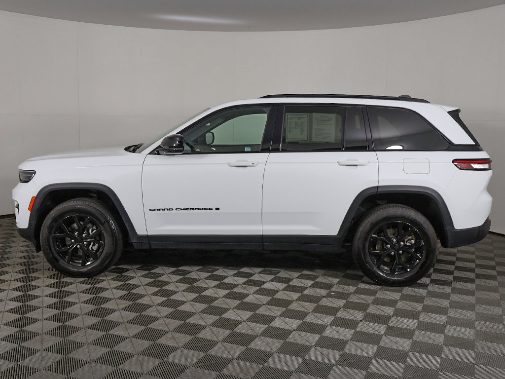 Used 2025 Jeep Grand Cherokee Altitude AWD/4WD image 16