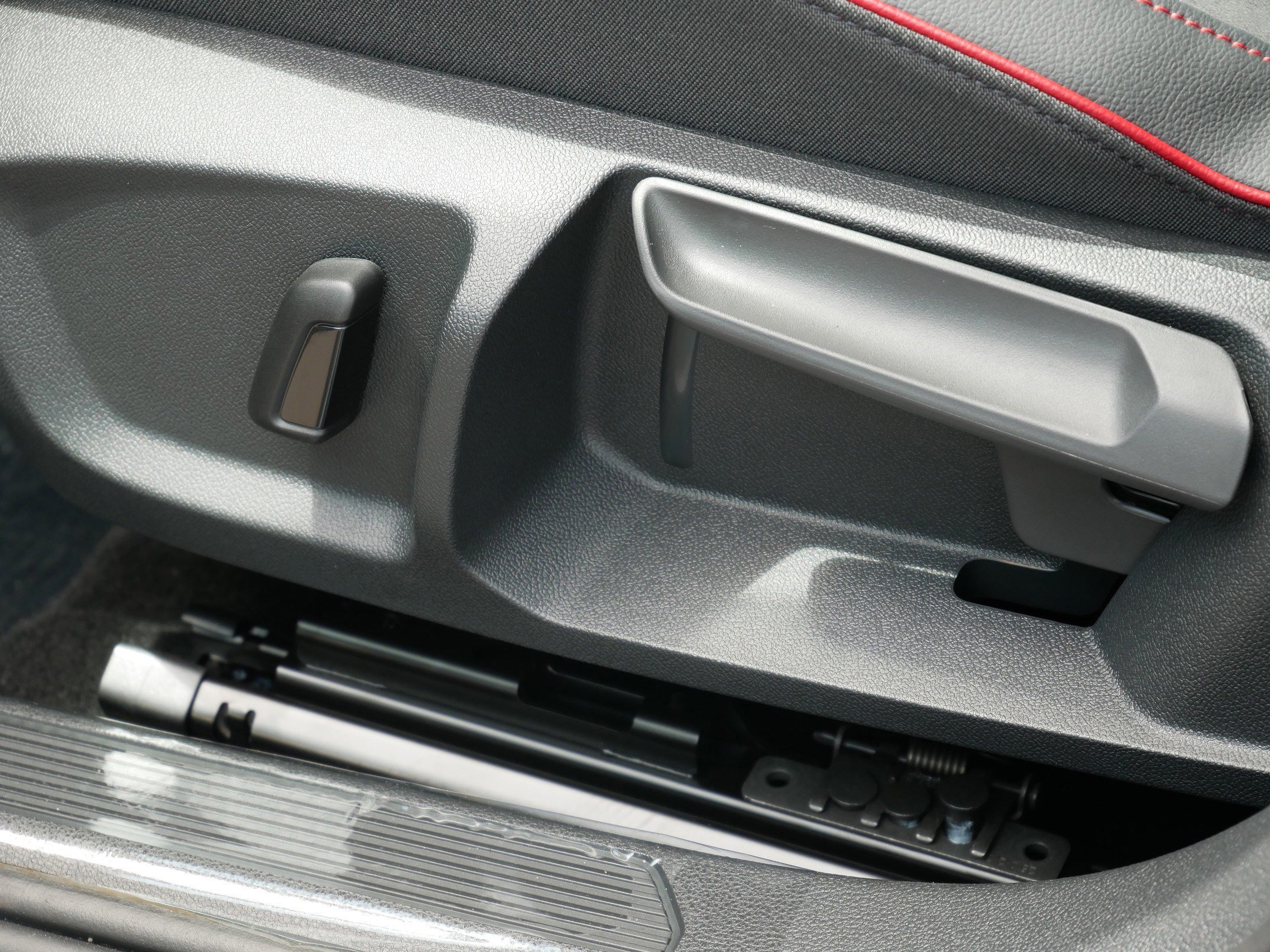 New 2025 Volkswagen GTI SE FWD image 7