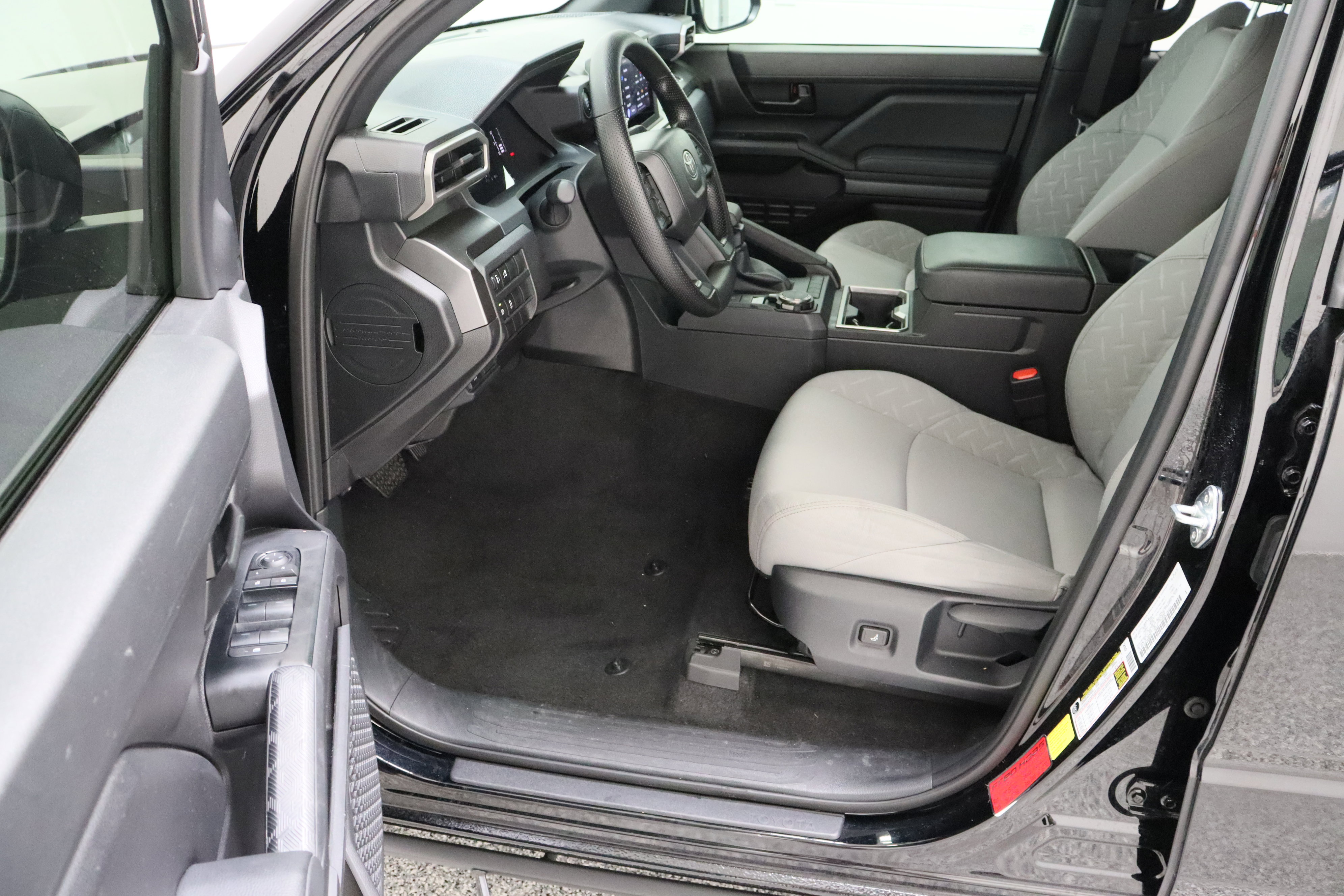 Used 2025 Toyota Tacoma SR5 AWD/4WD image 14