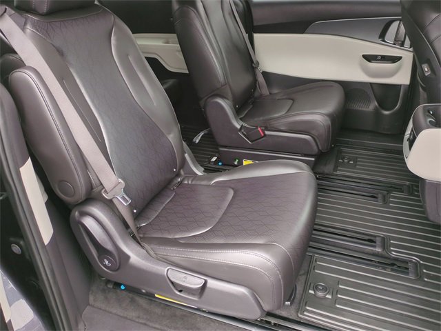 Used 2024 Kia Carnival LX image 26