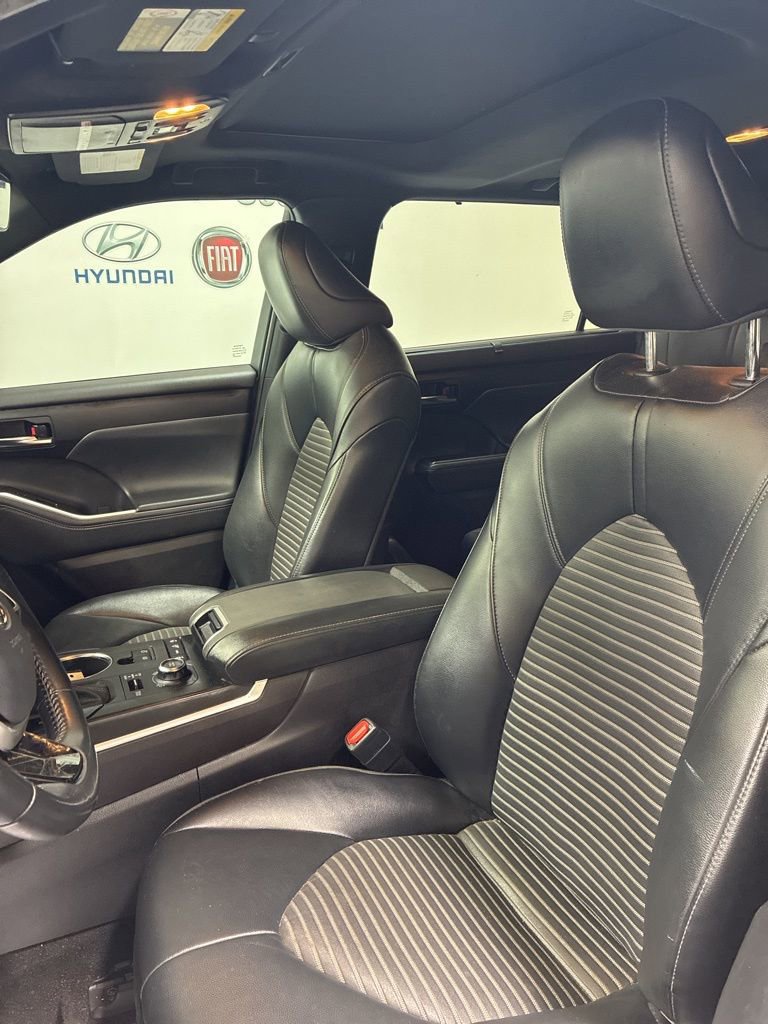 Used 2022 Toyota Highlander XSE AWD/4WD image 10