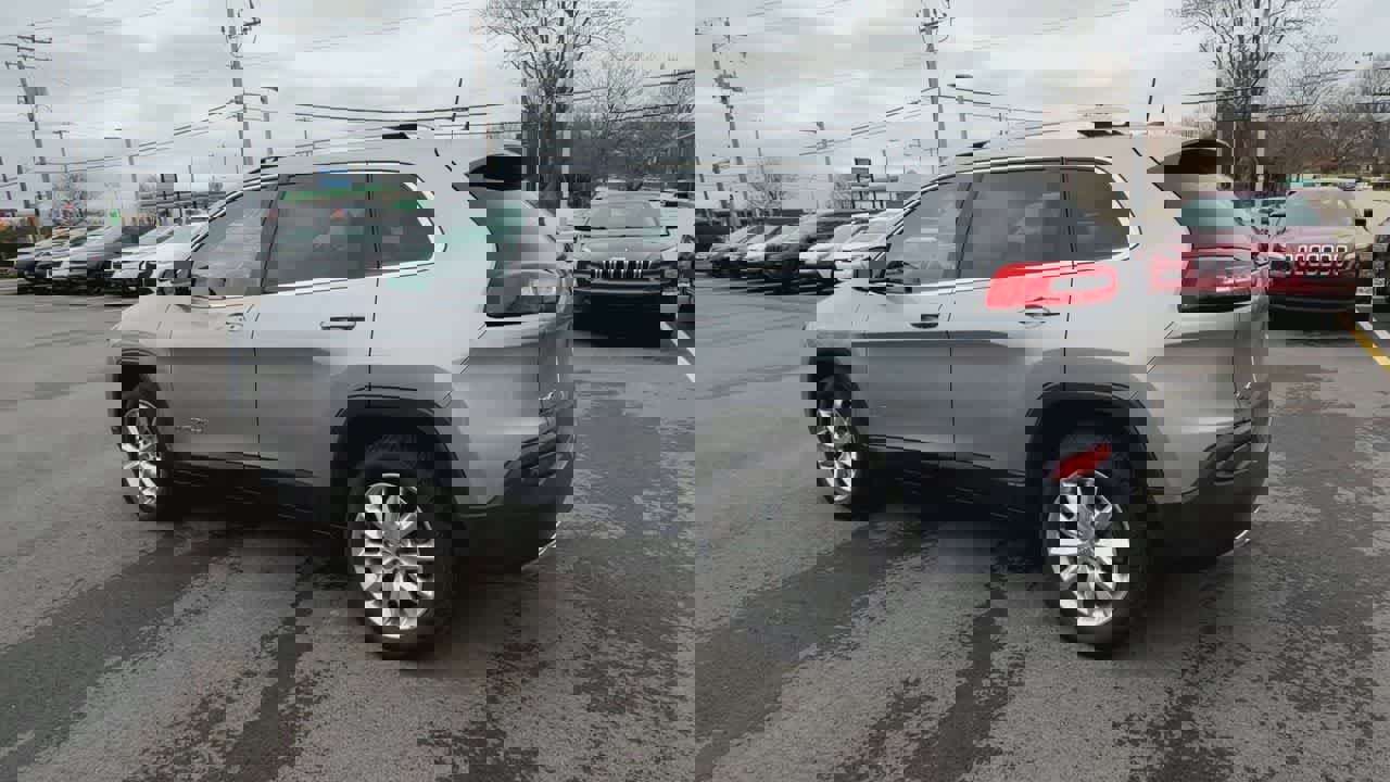 Used 2017 Jeep Cherokee Limited image 6