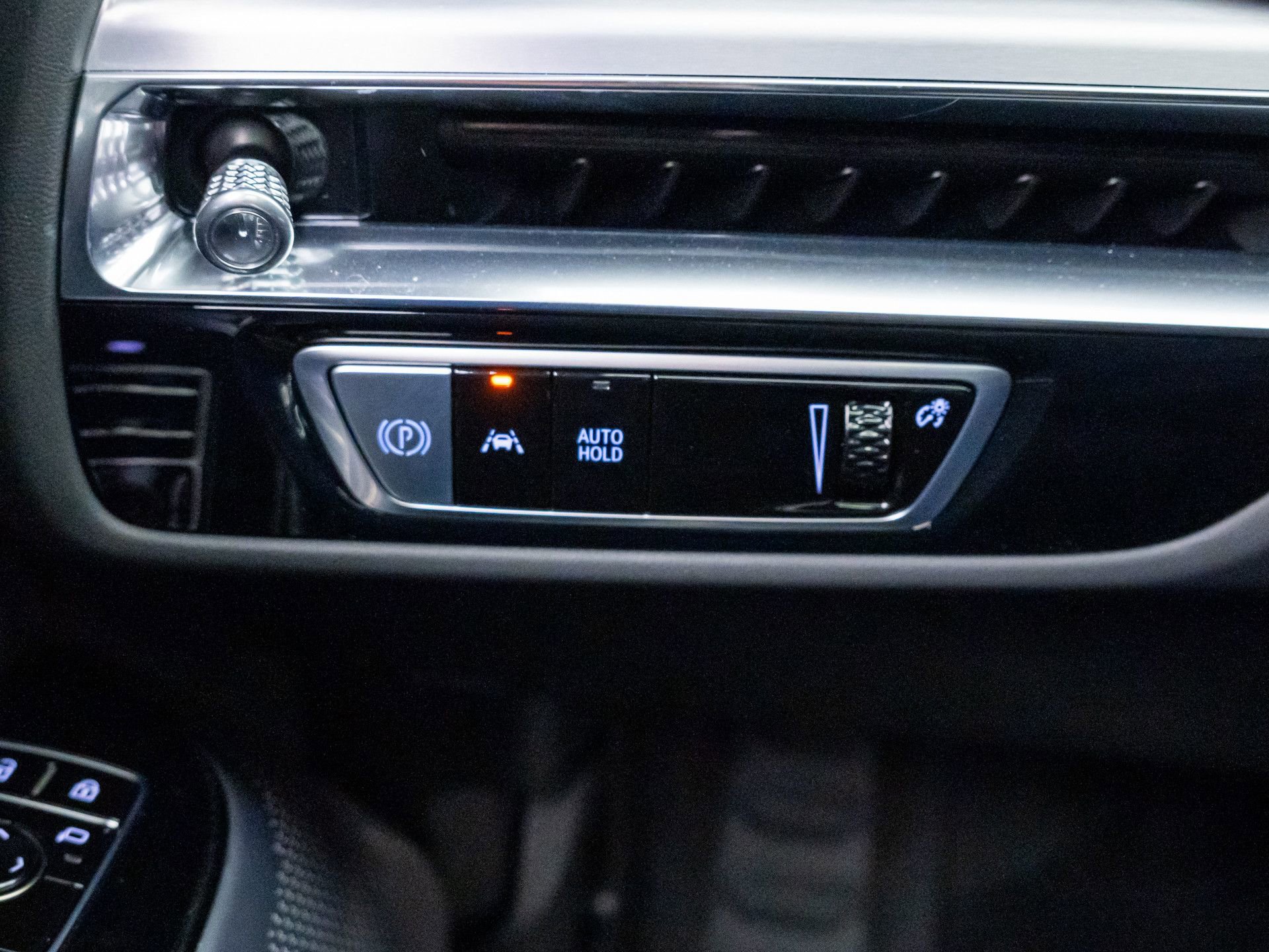 Certified 2025 Cadillac Lyriq Luxury w/ LPO, Floor Liner Package AWD/4WD image 27