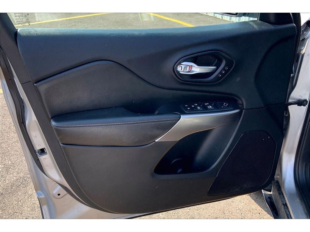 Used 2019 Jeep Cherokee Limited AWD/4WD image 24