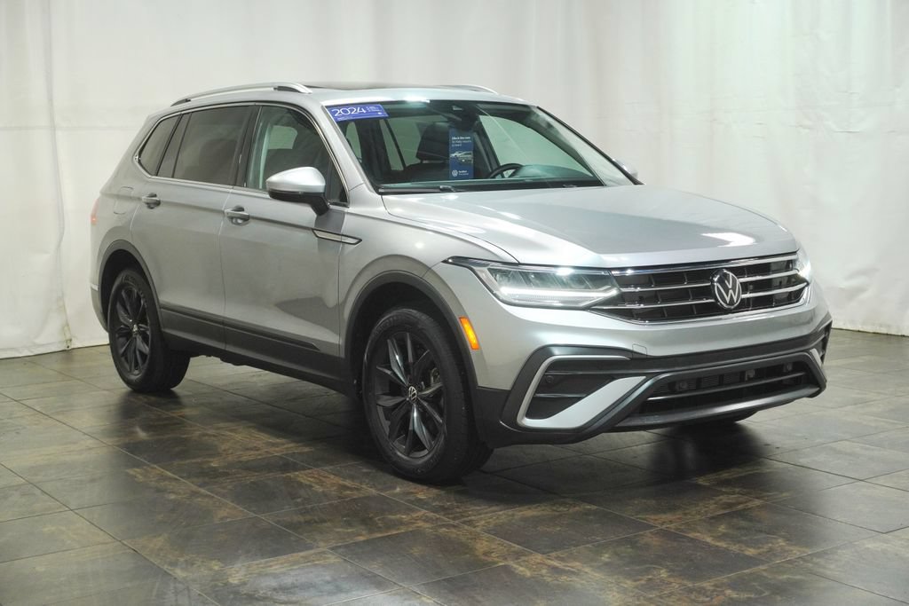 Certified 2024 Volkswagen Tiguan SE AWD/4WD image 1