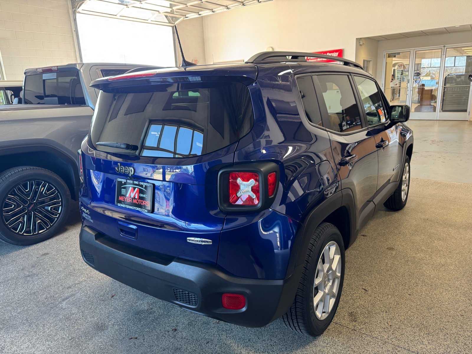 Used 2019 Jeep Renegade Latitude w/ Cold Weather Group AWD/4WD image 5