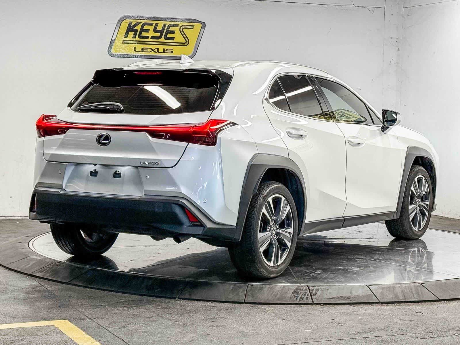 Used 2022 Lexus UX 200 w/ Accessory Package (Z2) FWD image 4