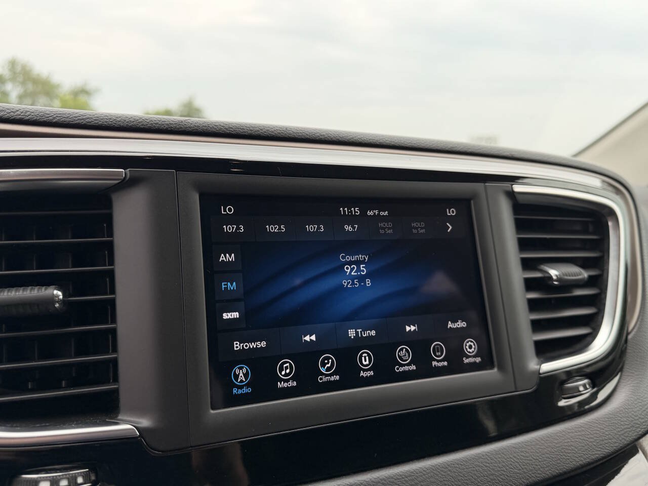 Used 2018 Chrysler Pacifica Touring-L FWD image 19