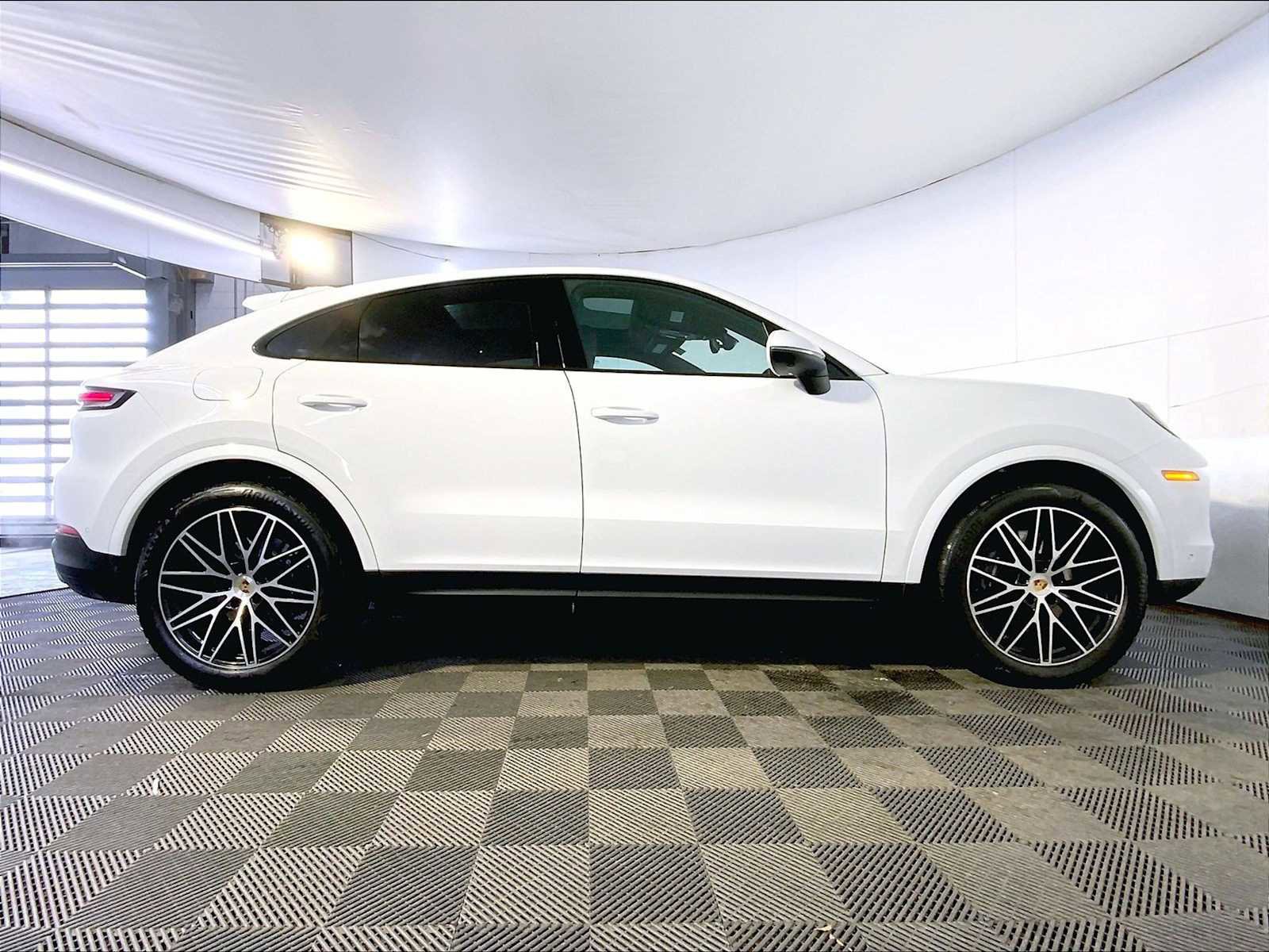Certified 2024 Porsche Cayenne Coupe image 8