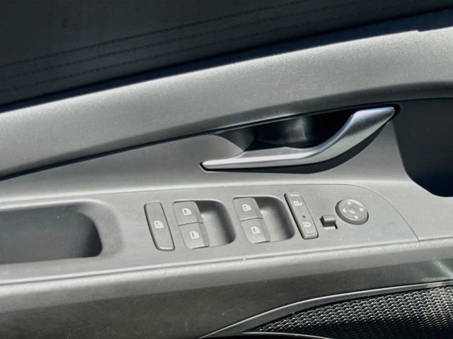 Used 2021 Hyundai Elantra SE FWD image 11