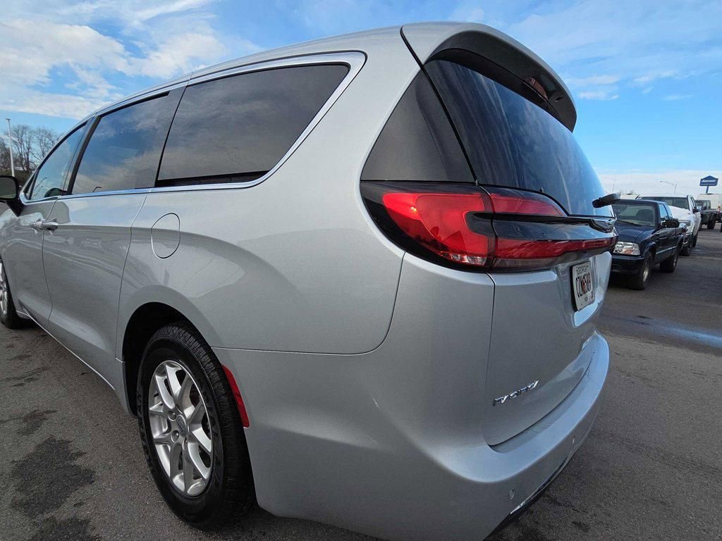 Used 2024 Chrysler Pacifica Touring-L FWD image 7