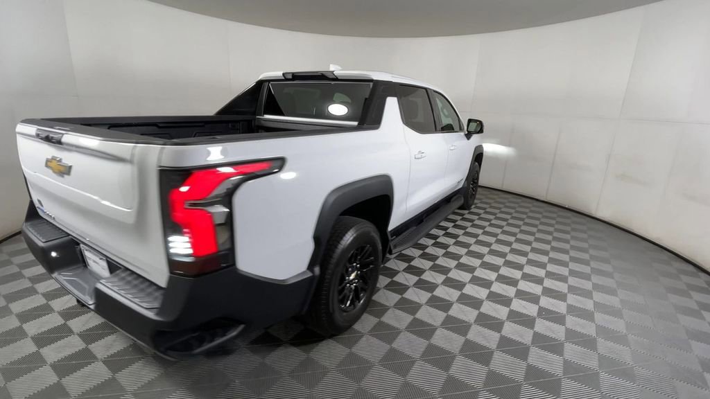 New 2025 Chevrolet Silverado EV LT image 11