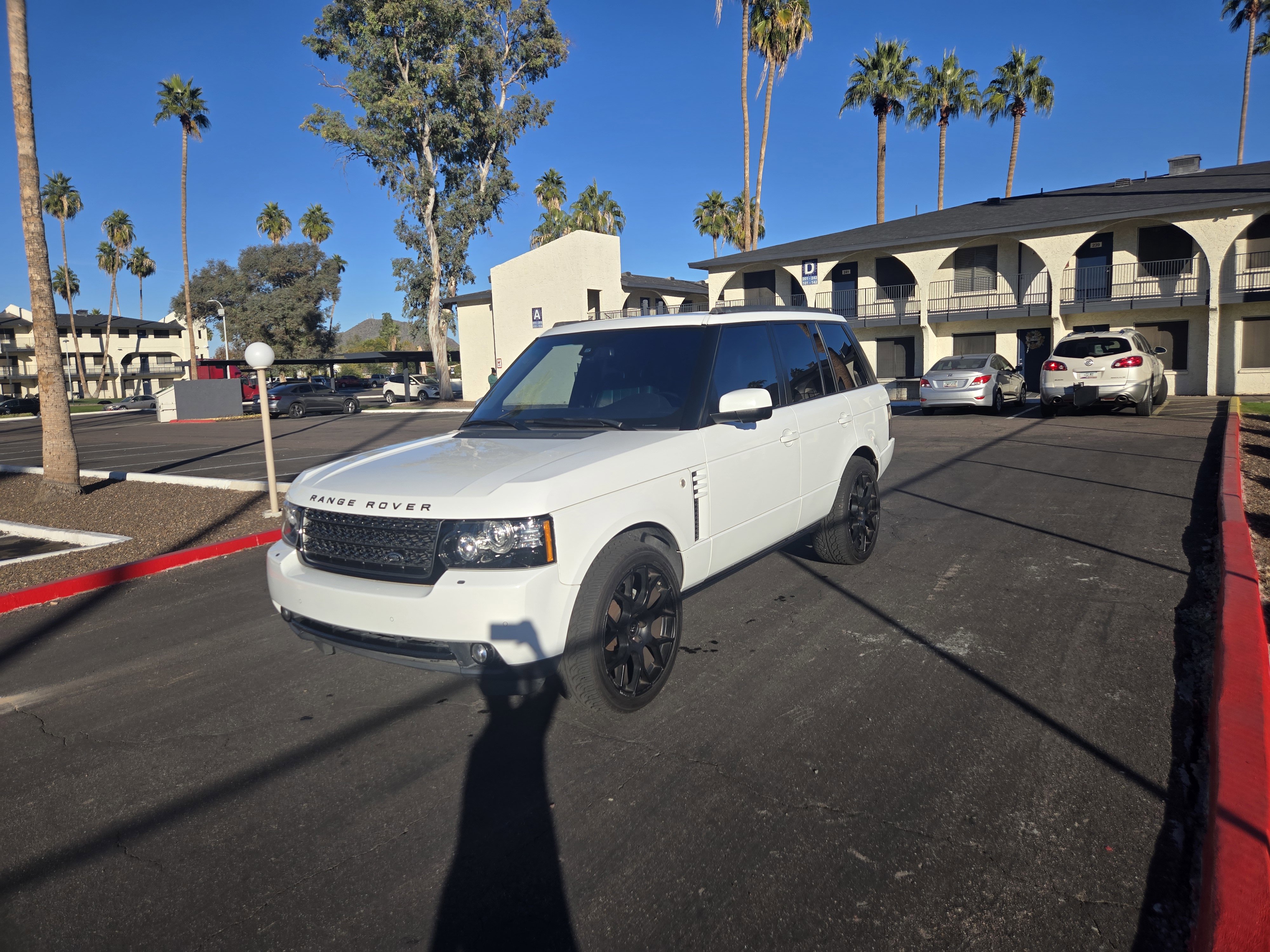 Used 2012 Land Rover Range Rover HSE LUX image 2