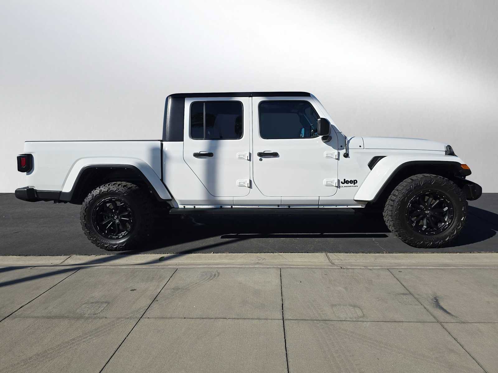 Used 2021 Jeep Gladiator Sport image 2
