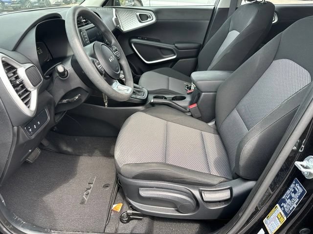 Used 2025 Kia Soul LX w/ LX Technology Package FWD image 14