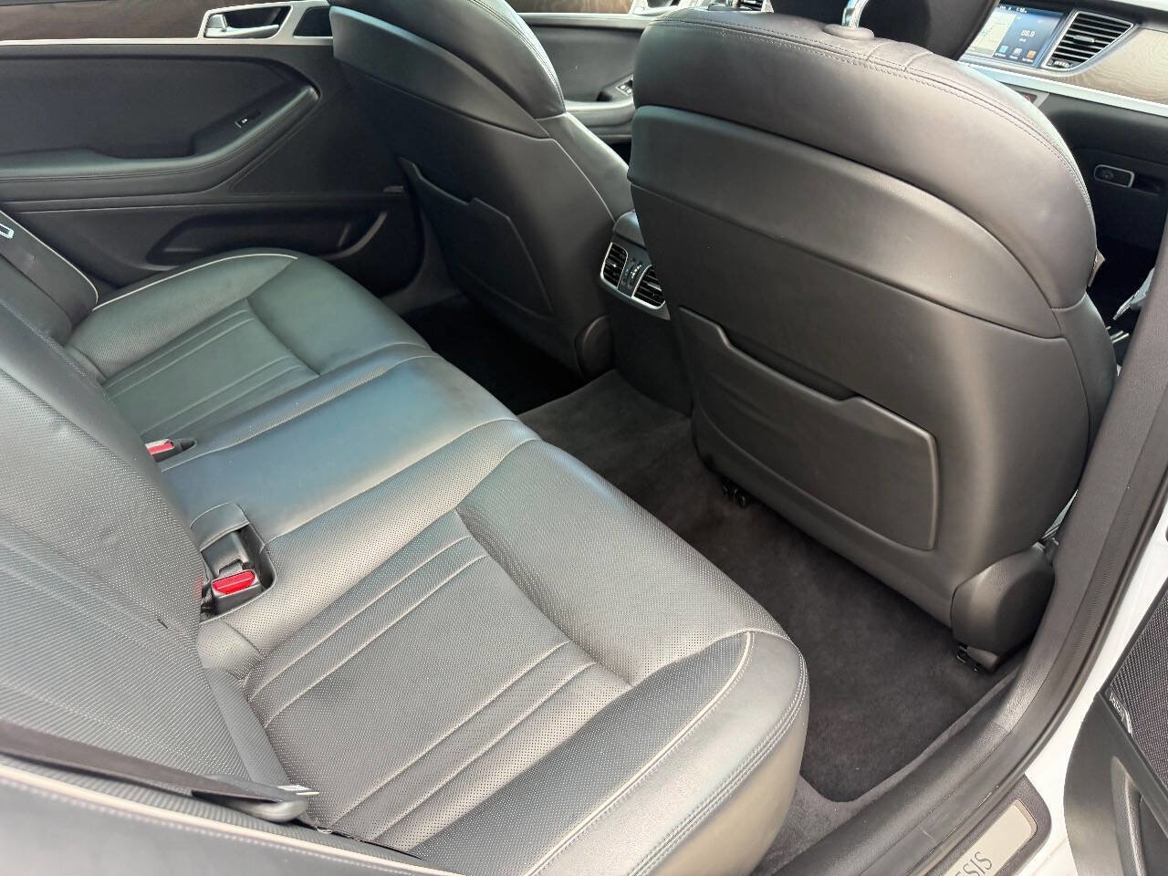 Used 2015 Hyundai Genesis 5.0 image 28