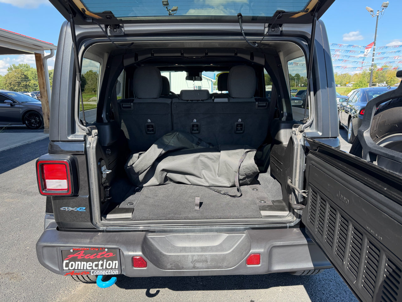 Used 2024 Jeep Wrangler Unlimited image 6